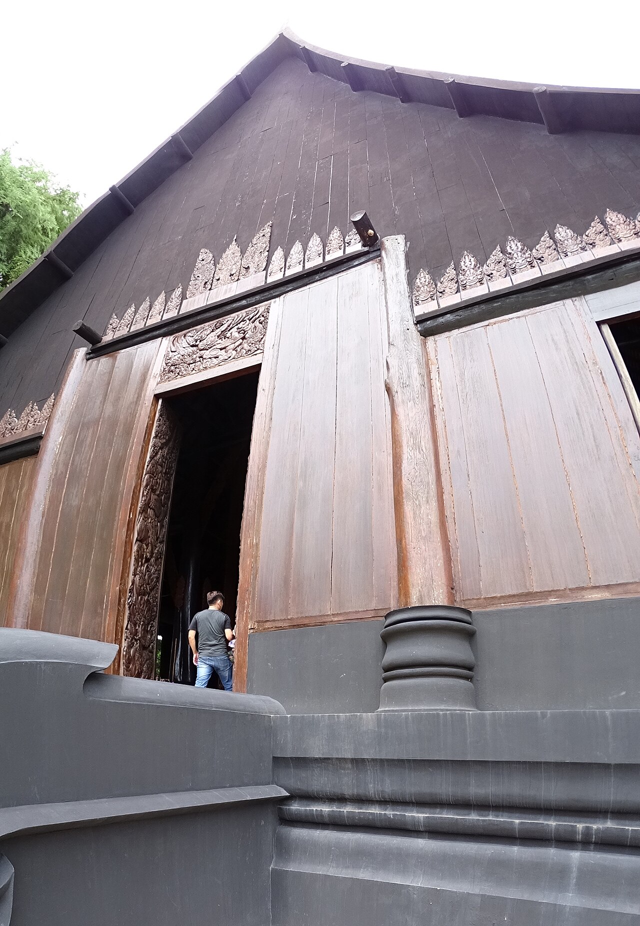 บ้านดำ พิพิธภัณฑ์ถวัลย์ ดัชนี เชียงราย — เรือนไม้สักสีดำทรงล้านนา จัดแสดงกระดูก หนังสัตว์ และงานแกะสลัก