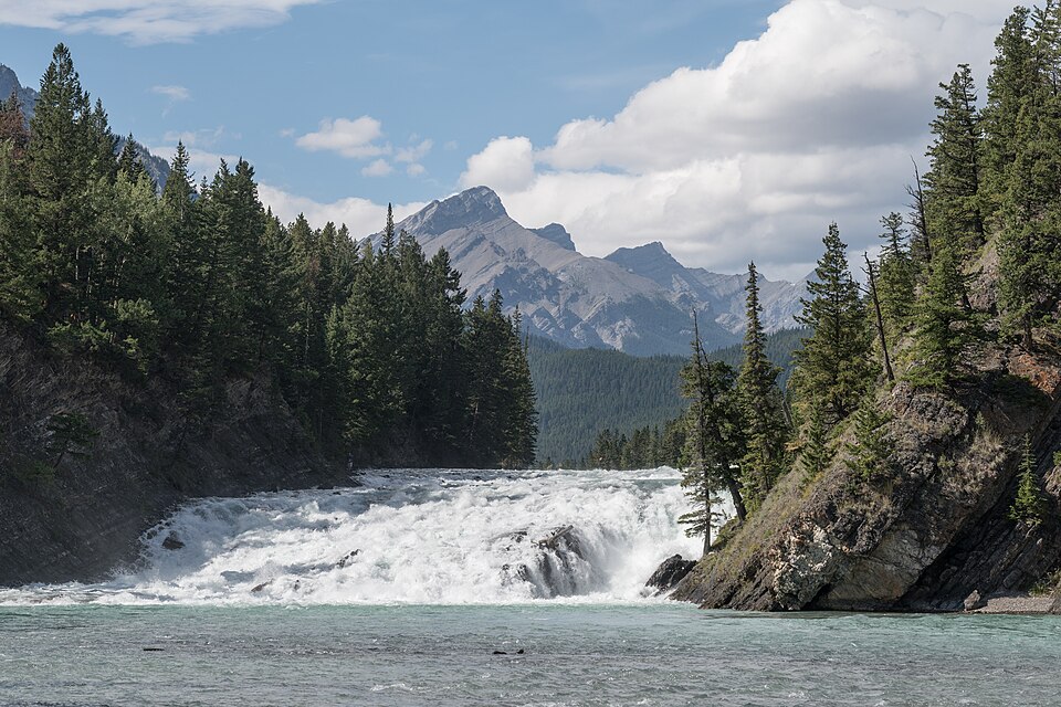 Bow Falls น้ำตกกว้างริมเมืองแบนฟ์