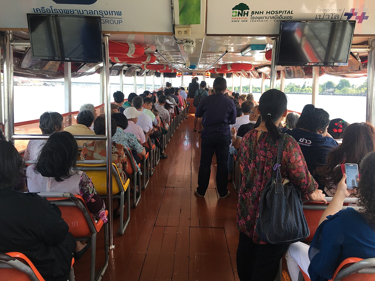 เรือด่วนเจ้าพระยา กรุงเทพฯ — ผู้โดยสารเต็มลำเรือด่วนขณะแล่นบนแม่น้ำเจ้าพระยา