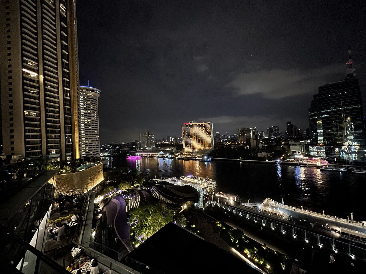 ICONSIAM ริมแม่น้ำเจ้าพระยายามค่ำ — เดินทางถึงได้ด้วยรถไฟฟ้าสายสีทองสถานีเจริญนคร หรือเรือรับส่งฟรีจากท่าสาทร