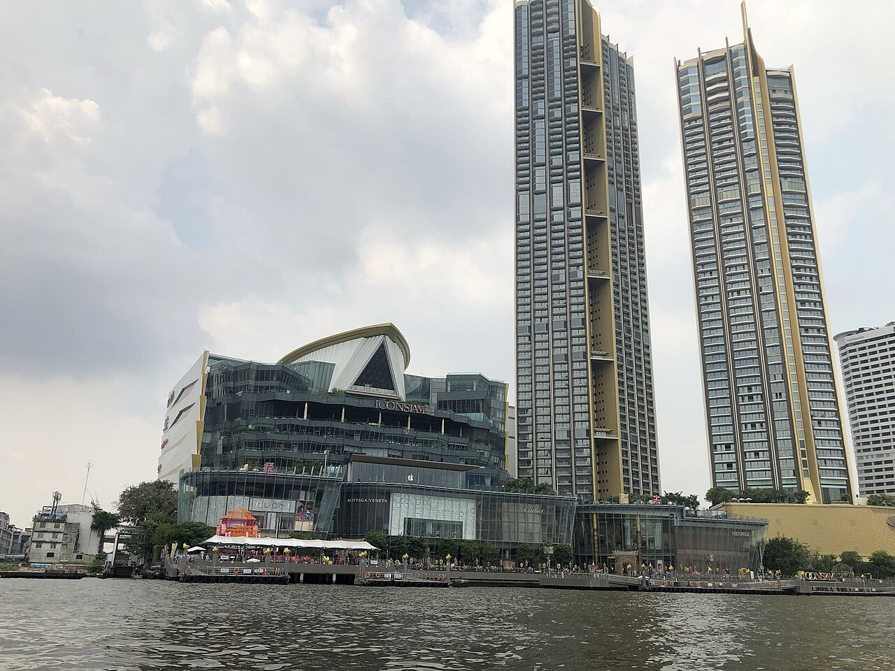 ICONSIAM กรุงเทพฯ — ห้างริมแม่น้ำเจ้าพระยากับตึกสูงสองอาคารด้านหลัง มองจากกลางแม่น้ำ
