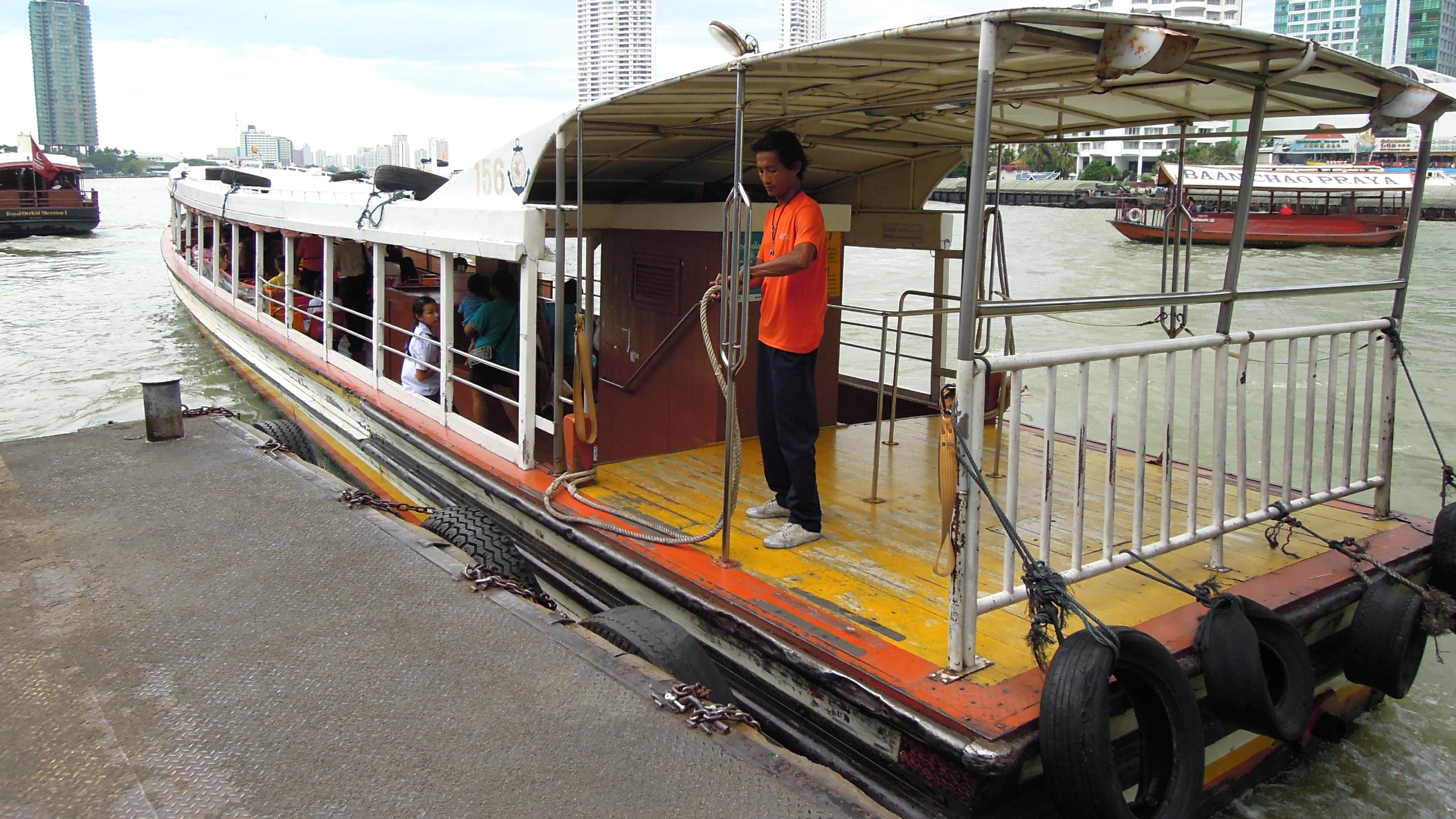 ท่าเรือสาทร (Sathorn Pier) ใต้สถานี BTS สะพานตากสิน — จุดเปลี่ยนจากรถไฟฟ้าสายสีลมลงเรือด่วนเจ้าพระยา
