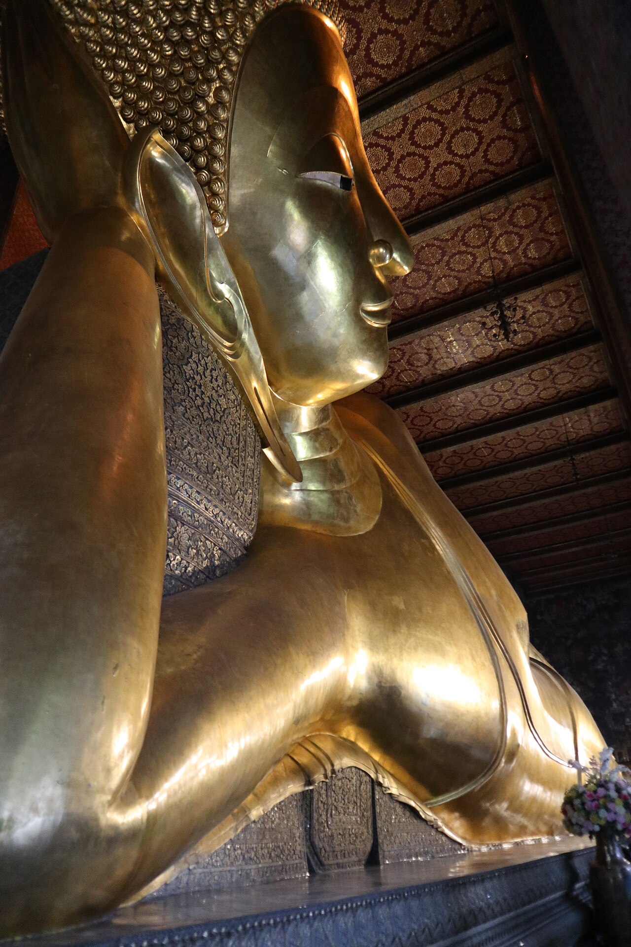 วัดโพธิ์ กรุงเทพฯ — พระพุทธไสยาสน์เคลือบทองยาว 46 เมตร นอนเต็มวิหาร