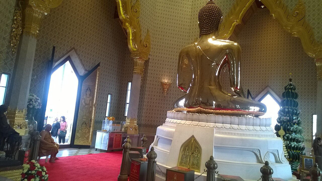 หลวงพ่อทองคำ พระพุทธมหาสุวรรณปฏิมากร ในพระมหามณฑป วัดไตรมิตร — พระพุทธรูปทองคำแท้หนักราว 5.5 ตัน
