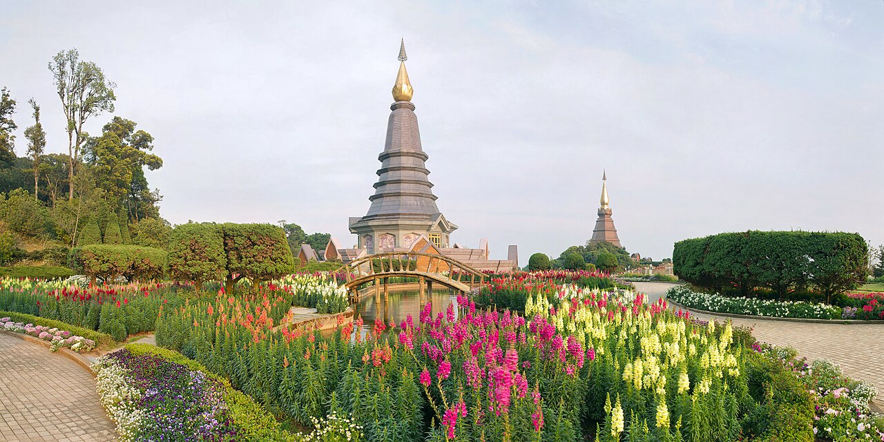 เจดีย์พระมหาธาตุนภเมทนีดลและนภพลภูมิสิริคู่กันพร้อมสวนดอกไม้บนดอยอินทนนท์ เชียงใหม่