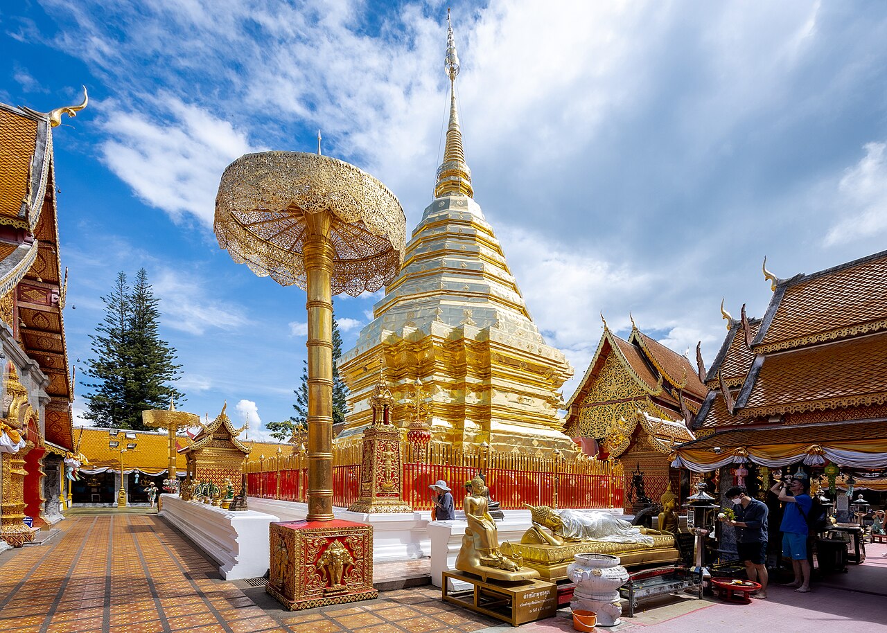 วัดพระธาตุดอยสุเทพ เชียงใหม่ — เจดีย์ทองล้านนาทรงระฆังบนดอยสุเทพ พร้อมฉัตรและหลังคาวิหารล้านนา
