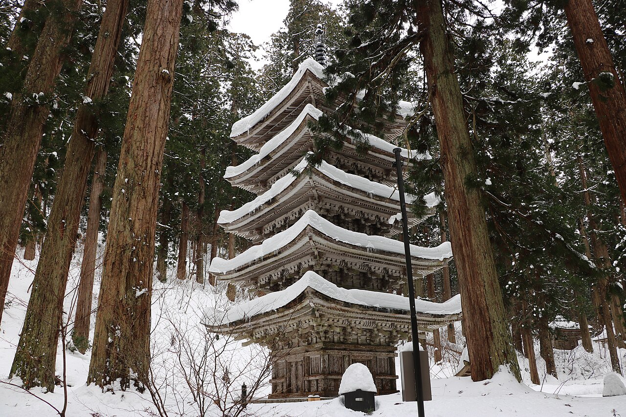 Dewa Sanzan pagoda