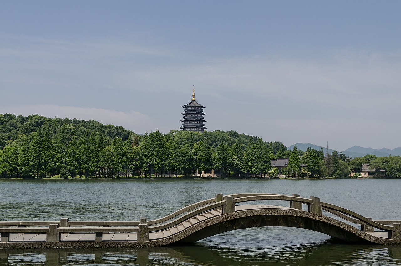 ทะเลสาบ West Lake หางโจว — เส้นทางริมทะเลสาบ สะพาน Broken Bridge สะท้อนน้ำเย็น ภูเขาหมอกอยู่เบื้องหลัง