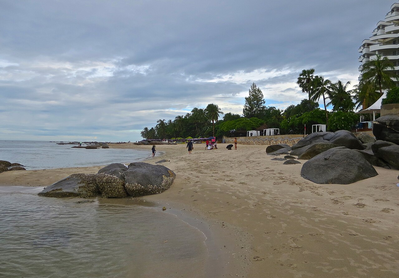 หาดหัวหิน หาดทรายยาวในเมืองที่น้ำตื้นคลื่นเบา เหมาะกับเด็กเล่นน้ำ