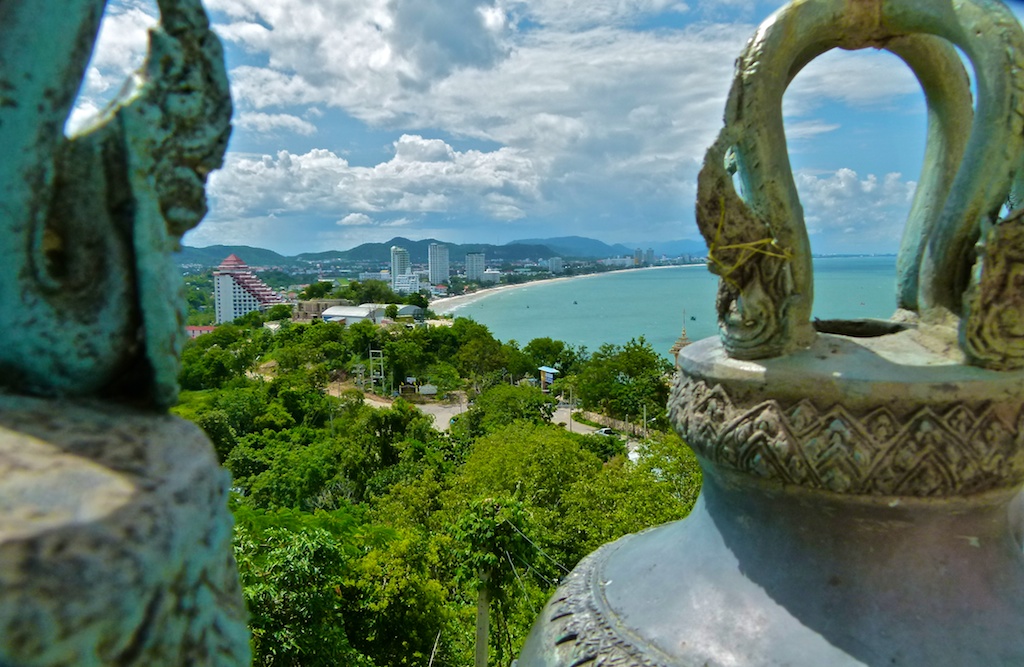 เขาตะเกียบหัวหิน เขาเล็กริมทะเลที่มีวัดและหาดด้านล่าง