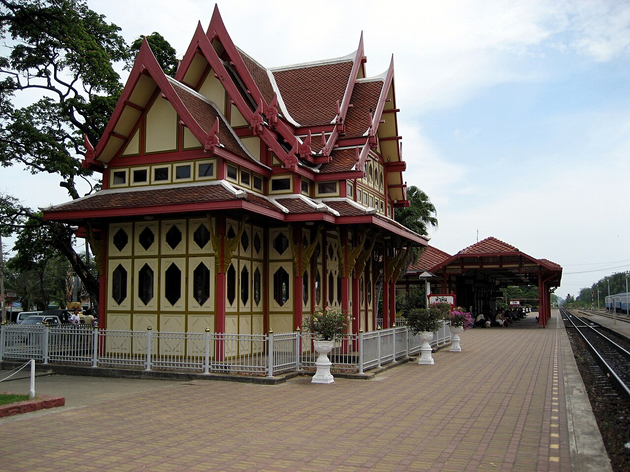 สถานีรถไฟหัวหิน อาคารไม้สถาปัตยกรรมเก่าแก่สีแดง-ครีมที่เป็นแลนด์มาร์กของเมือง