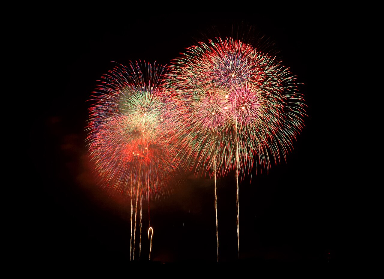 ดอกไม้ไฟยามค่ำเหนือแม่น้ำ คล้ายฉากปิดท้ายเทศกาล Tenjin Matsuri โอซาก้า