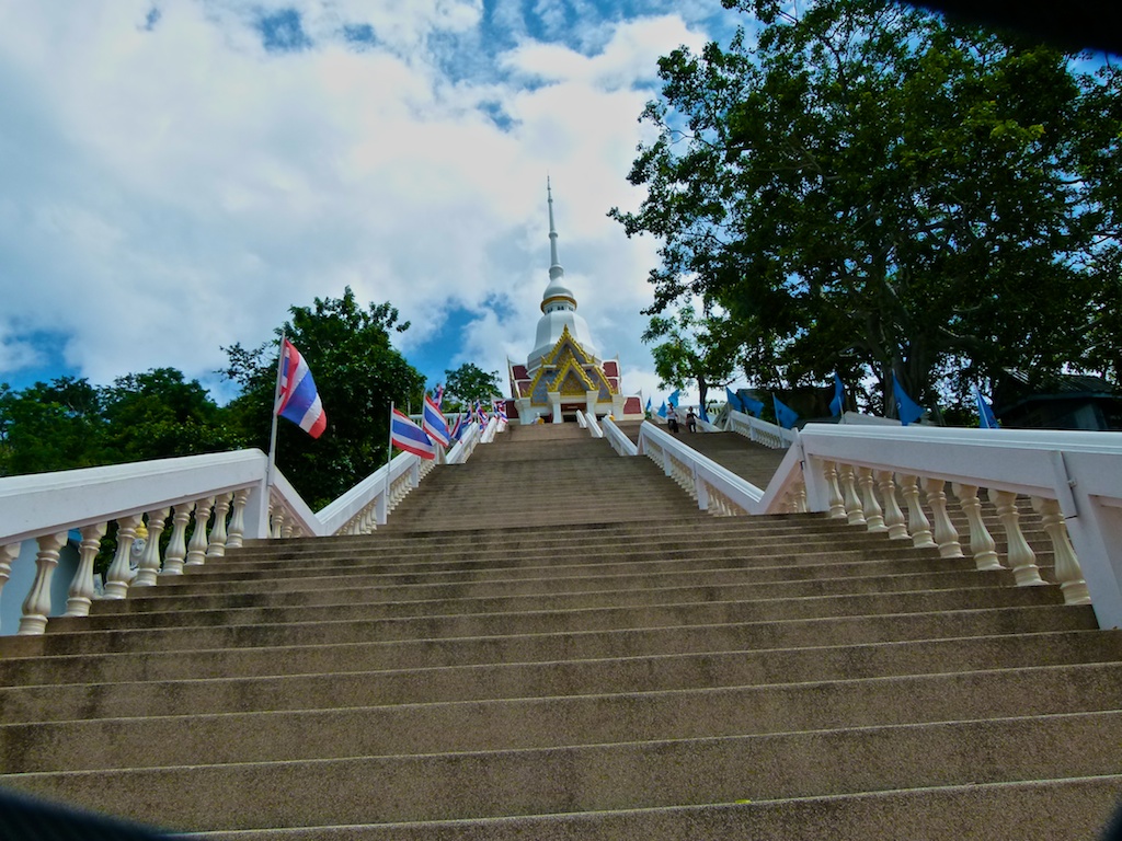 บันไดขึ้นวัดเขาตะเกียบ หัวหิน ประดับธงไตรรงค์ ทอดขึ้นไปยังเจดีย์บนยอดเขา