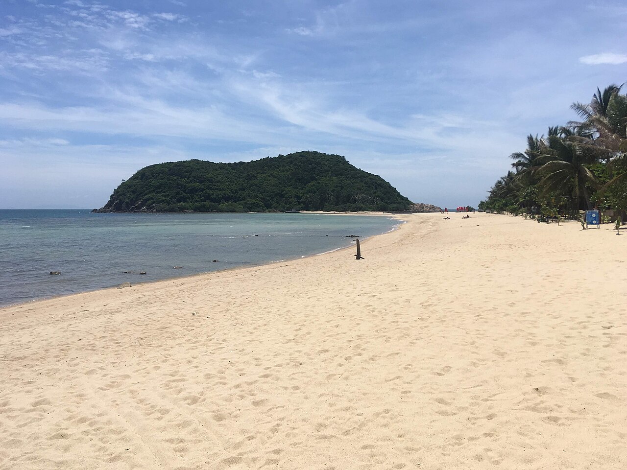 Mae Haad beach and Koh Ma Koh Phangan — a long white-sand beach with the forested islet of Koh Ma across a clear, calm bay