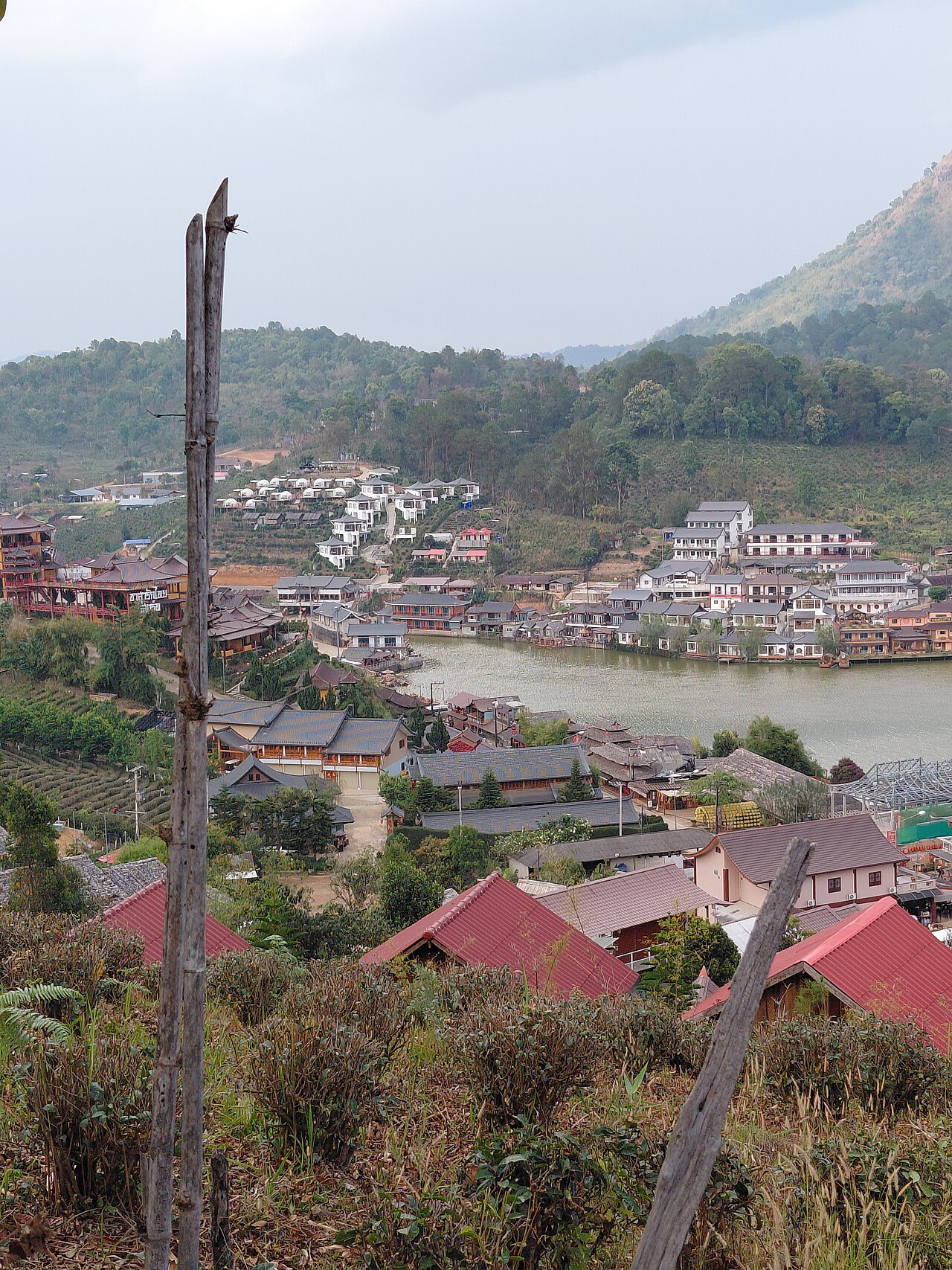 บ้านรักไทย แม่ฮ่องสอน — หมู่บ้านชาจีนยูนนานบ้านดินหลังคาแดงริมทะเลสาบ ล้อมด้วยไร่ชาและภูเขาใกล้ชายแดนพม่า