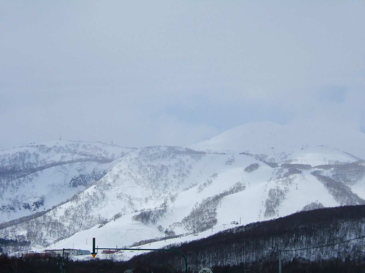 ลาน Grand Hirafu ของ Niseko ในฤดูหนาว เห็นลานสกีและลิฟต์กระเช้าบนภูเขา Annupuri