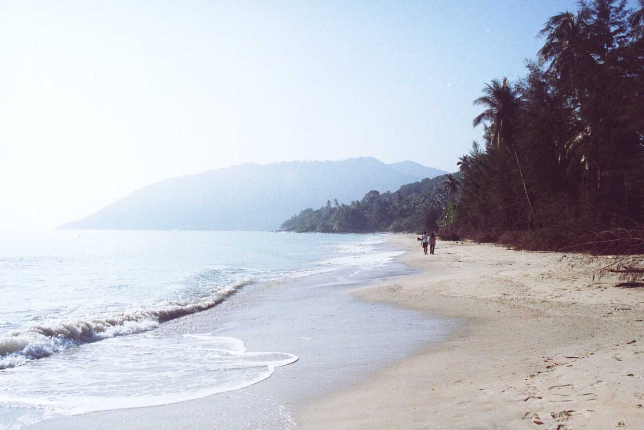 หาดเงียบสงบที่ขนอม ทางเหนือของจังหวัดนครศรีธรรมราช จุดต่อรถยอดนิยมหลังมาถึงนครฯ สำหรับนั่งเรือดูโลมาสีชมพู