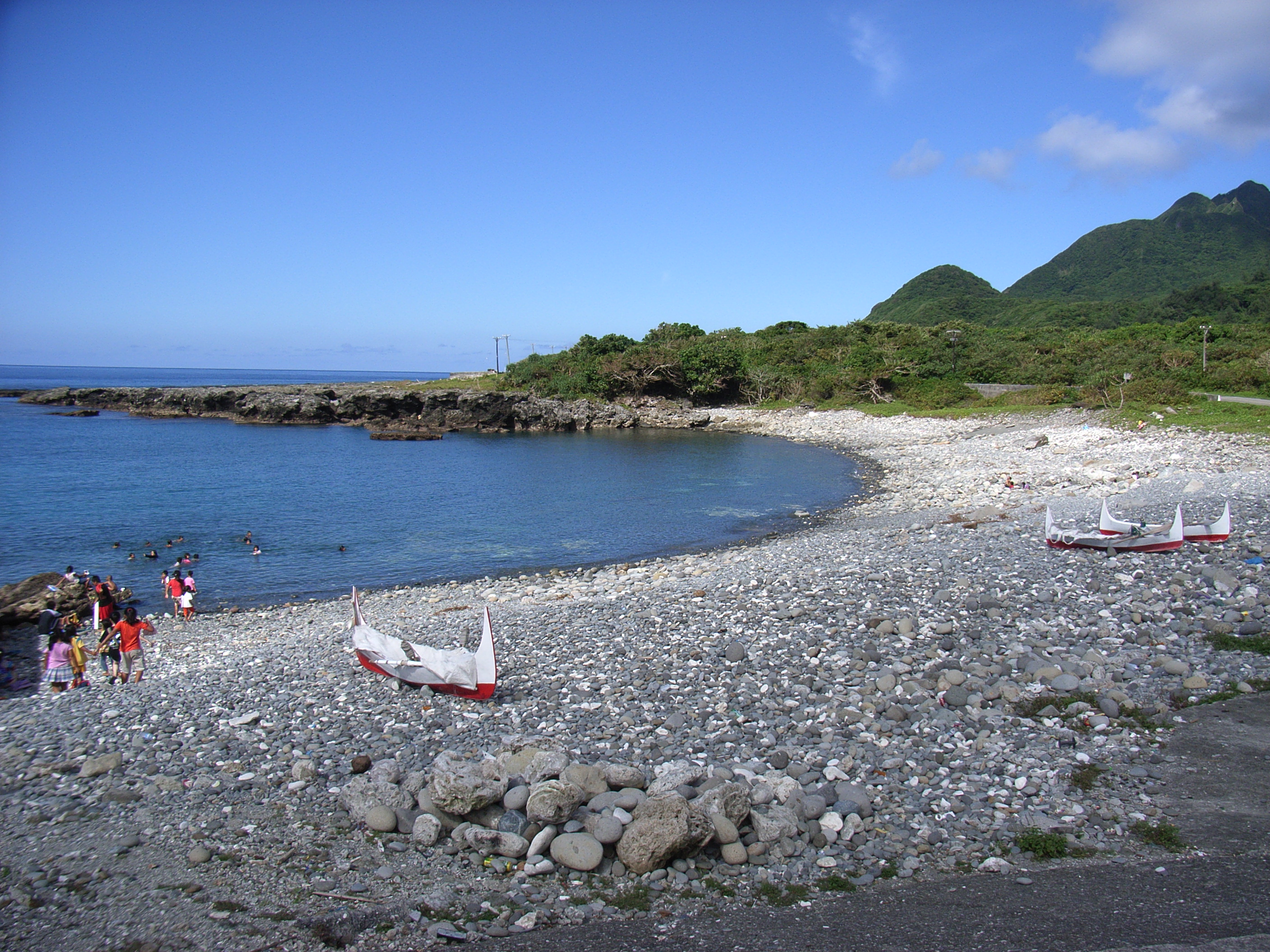 หาดกรวดและเรือพื้นเมือง — เที่ยวเกาะออร์คิด (หลานหยู่) ไต้หวัน