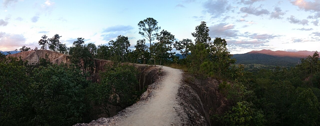 Pai Canyon กองแลน สันเขาดินแดงยามเย็น มองเห็นหุบเขาปาย จุดเที่ยวที่มักรวมกับสะพานประวัติศาสตร์ปาย