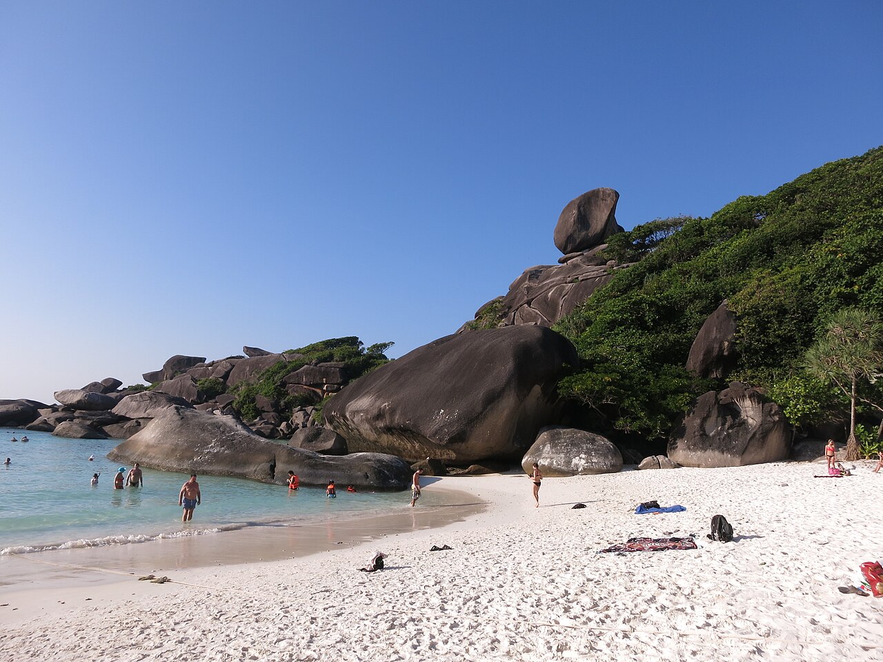 หาดทรายขาวและกองหินแกรนิตหมู่เกาะสิมิลัน มีนักท่องเที่ยวสนอร์เกิ้ล