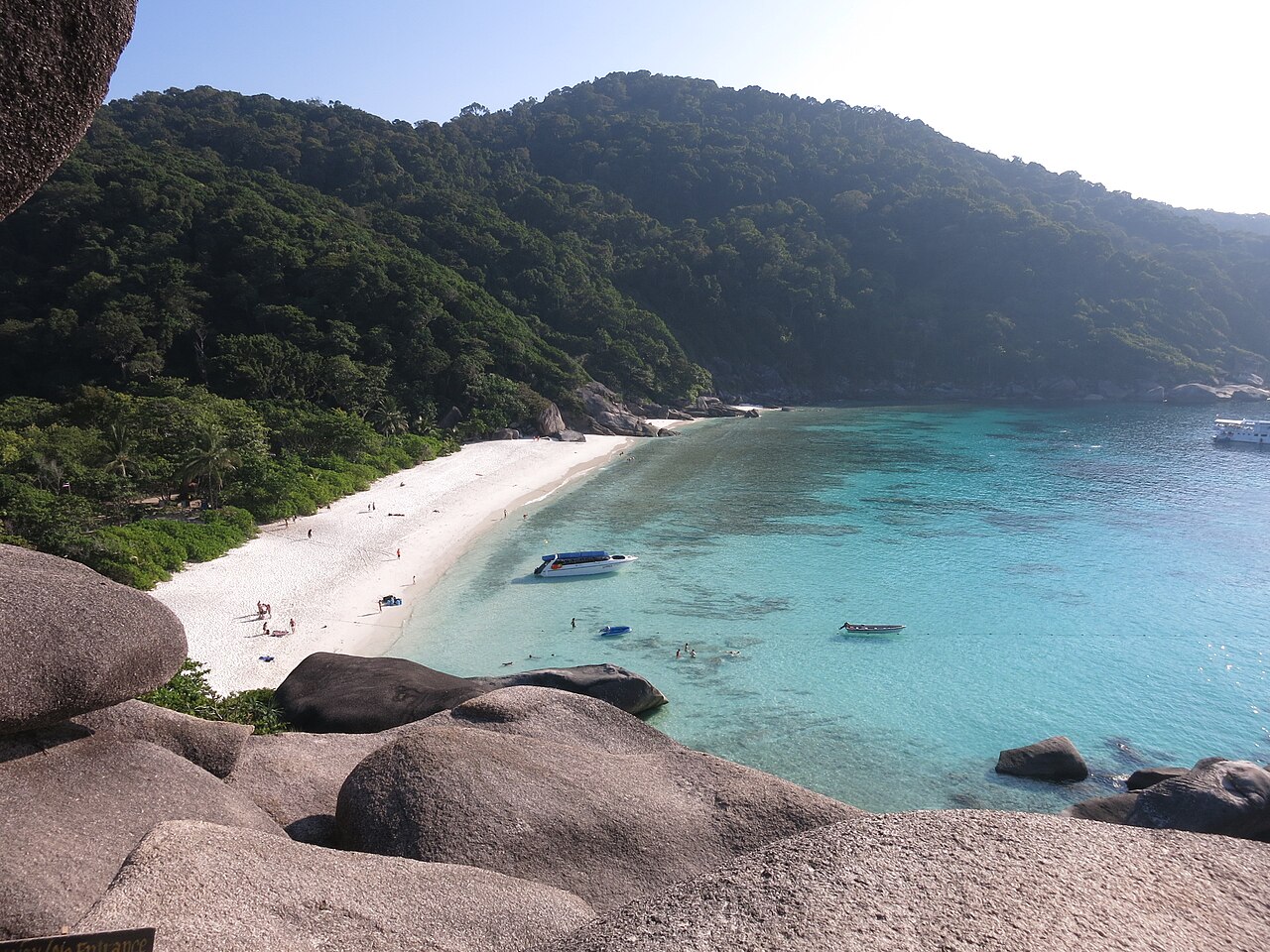 น้ำทะเลใสและหาดทรายขาวของหมู่เกาะสิมิลัน ฝั่งอันดามัน แหล่งดำน้ำชื่อดัง