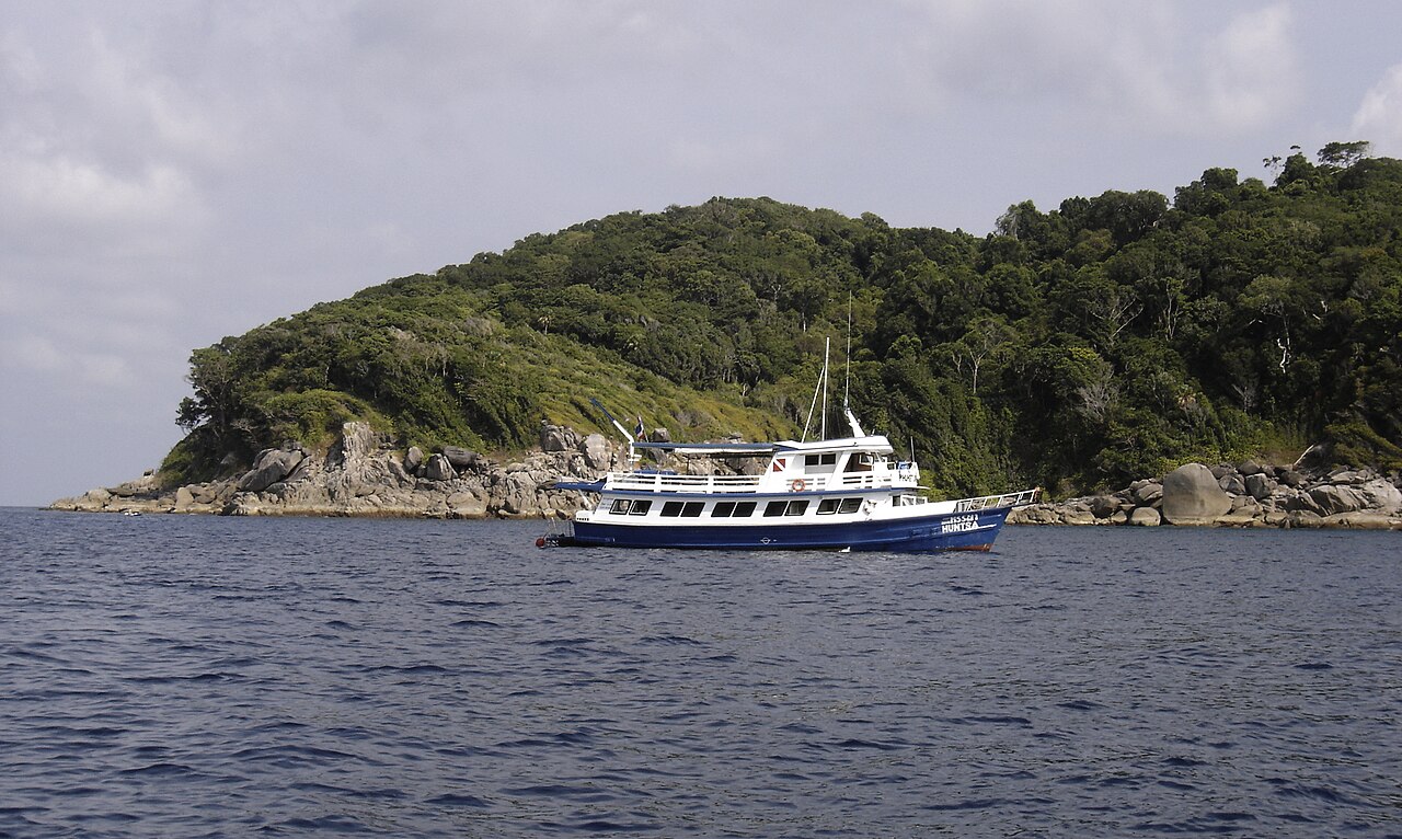 เรือ Liveaboard ดำน้ำสิมิลันจอดหน้าเกาะ