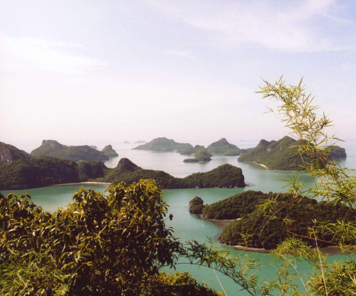 อุทยานแห่งชาติหมู่เกาะอ่างทอง — เกาะหินปูนเขียวครึ้มกลางทะเลสีเทอร์ควอยซ์ มีหาดทรายขาวเล็กๆ และเรือทัวร์จอดริมหาด