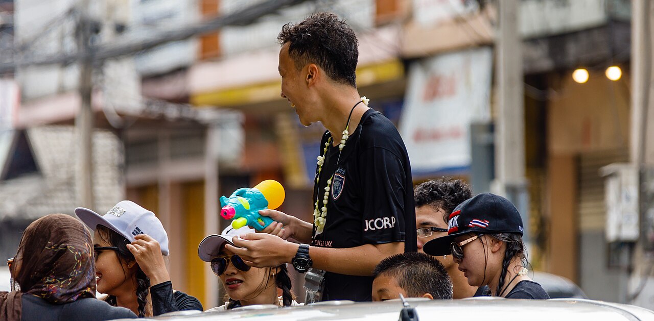ผู้คนเล่นสาดน้ำสงกรานต์อย่างคึกคักที่เชียงใหม่ ช่วงเดือนเมษายน