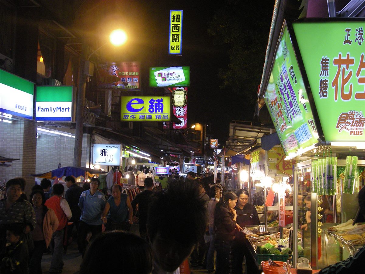 บรรยากาศตลาดกลางคืนในอี้หลาน แผงอาหารสตรีทฟู้ดสีสันสด ควันฉุยบรรยากาศคึกคัก