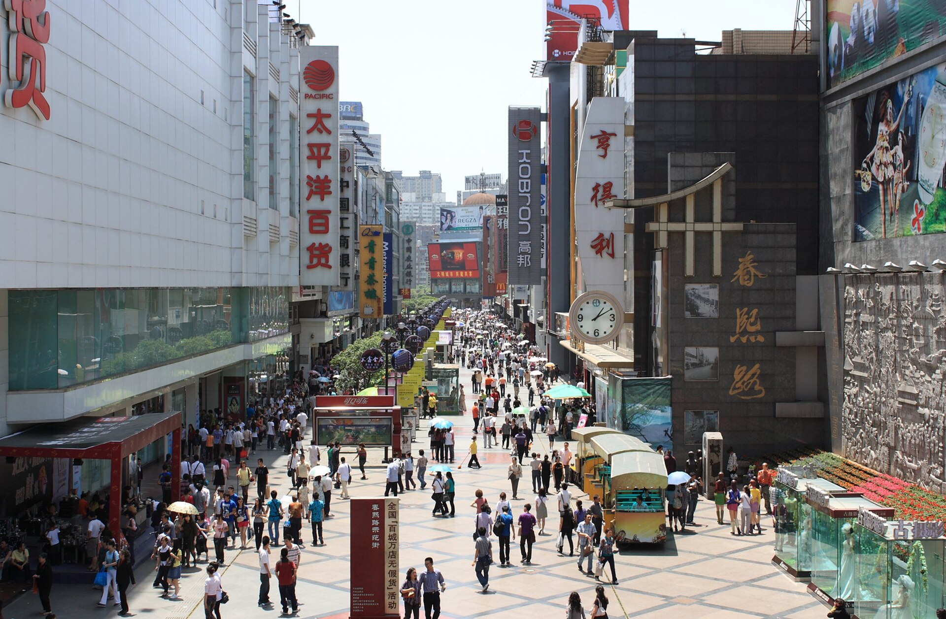 ถนนชุนซีย่านคนเดินช้อปปิ้งยามค่ำ — เที่ยวเฉิงตู จีน