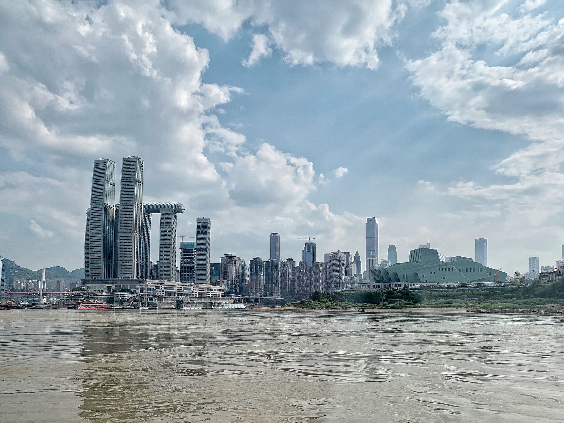 Raffles City ฉงชิ่ง — ตึกใบเรือแปดหลังพร้อมสกายบริดจ์แนวนอน ตั้งอยู่ปลายแหลมจุดบรรจบสองแม่น้ำเฉาเทียนเหมิน