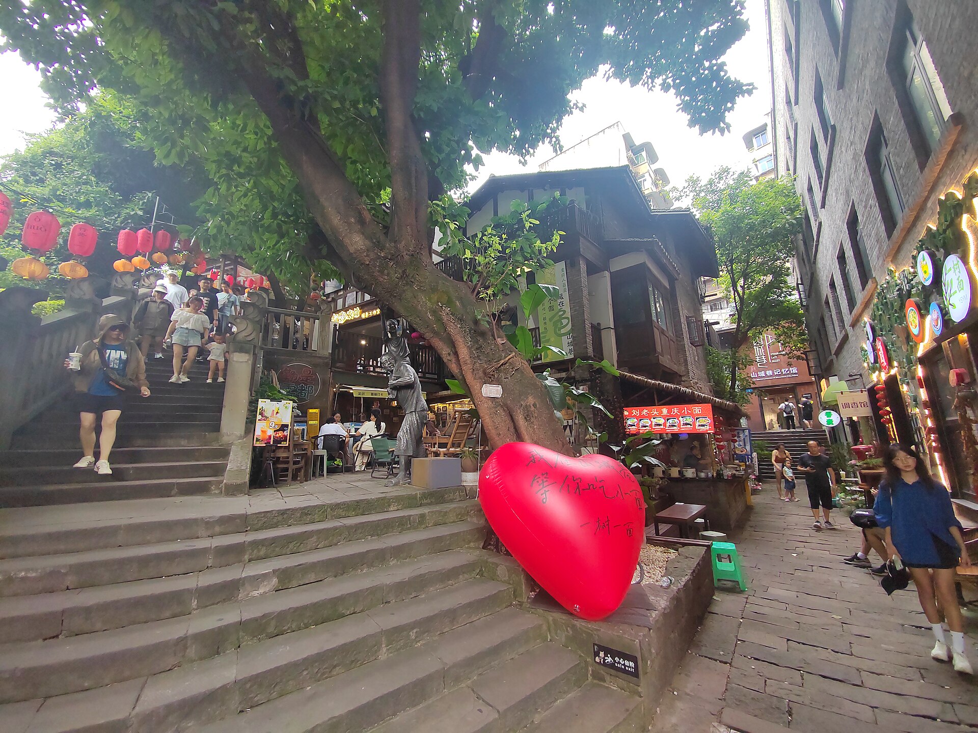 ตรอกบันไดเก่าเมืองภูเขาฉงชิ่ง (Shancheng Lane) บ้านเก่าซ้อนกันบนเนิน บรรยากาศแบบที่คาเฟ่และโรงน้ำชาในตรอกเก่าซ่อนตัวอยู่