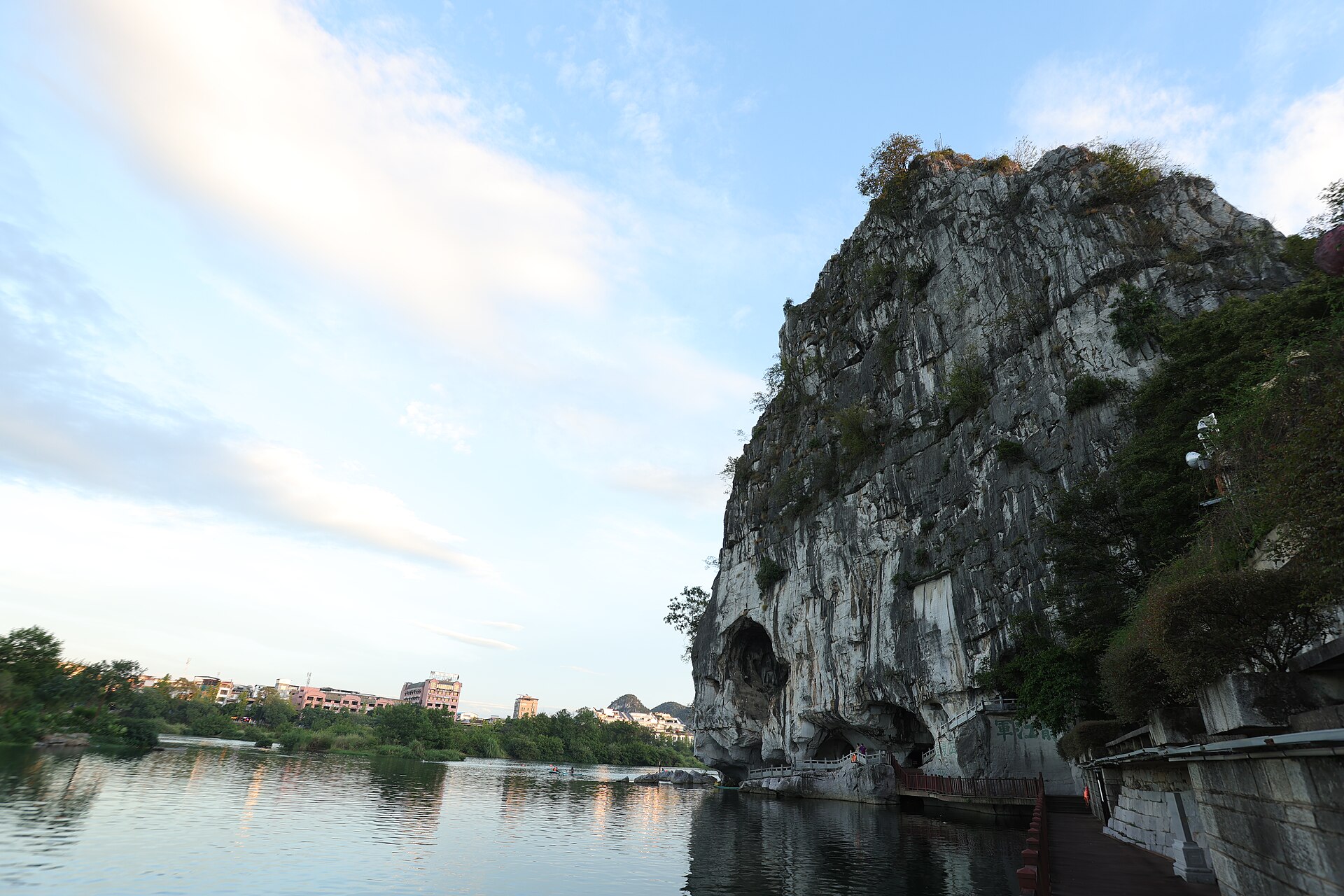 เขาฝูปัวริมแม่น้ำหลีเจียงกลางเมืองกุ้ยหลิน — เที่ยวกุ้ยหลิน จีน
