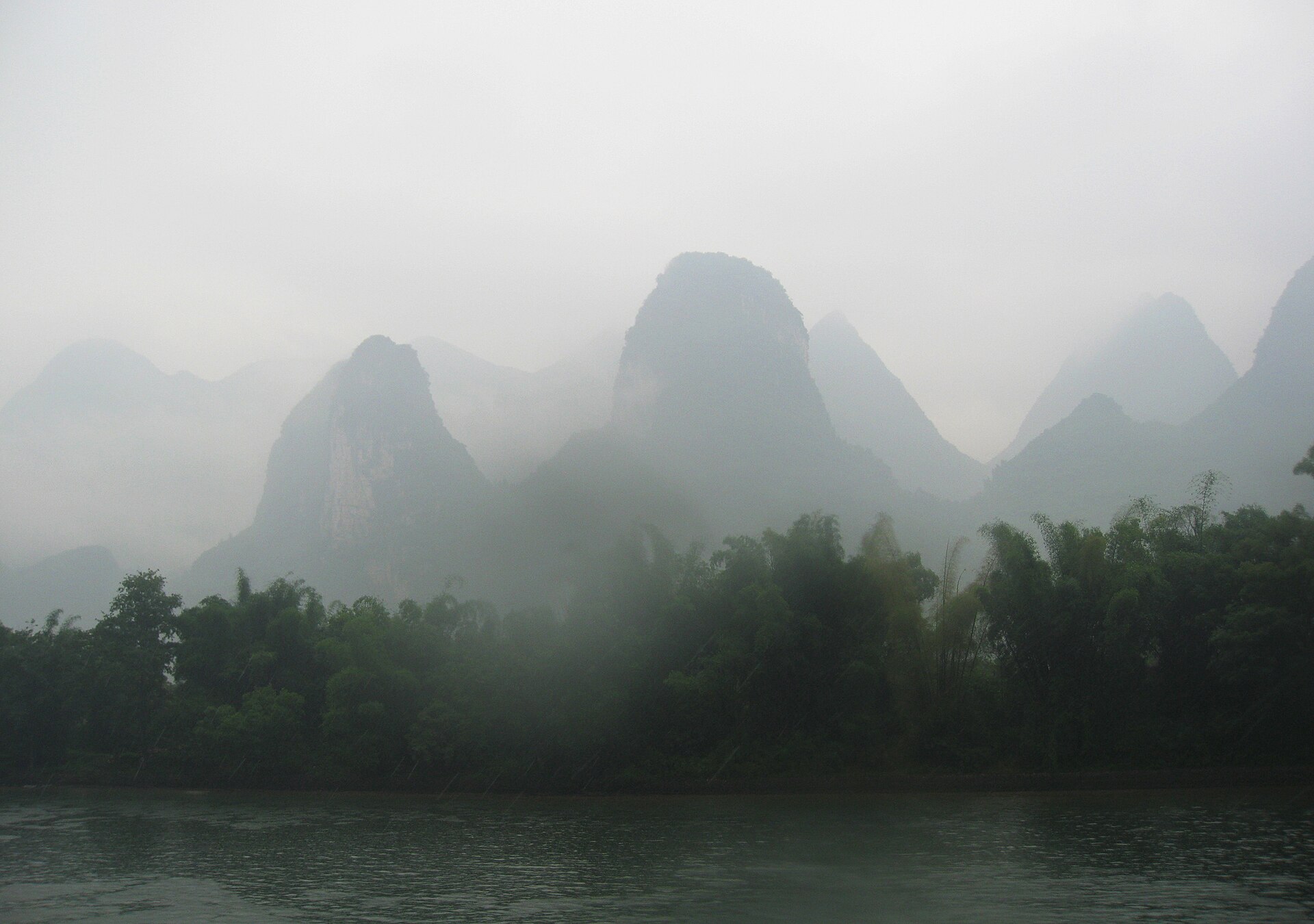 ล่องเรือแม่น้ำหลีเจียงผ่านภูเขาหินในกุ้ยหลิน — เที่ยวกุ้ยหลิน จีน