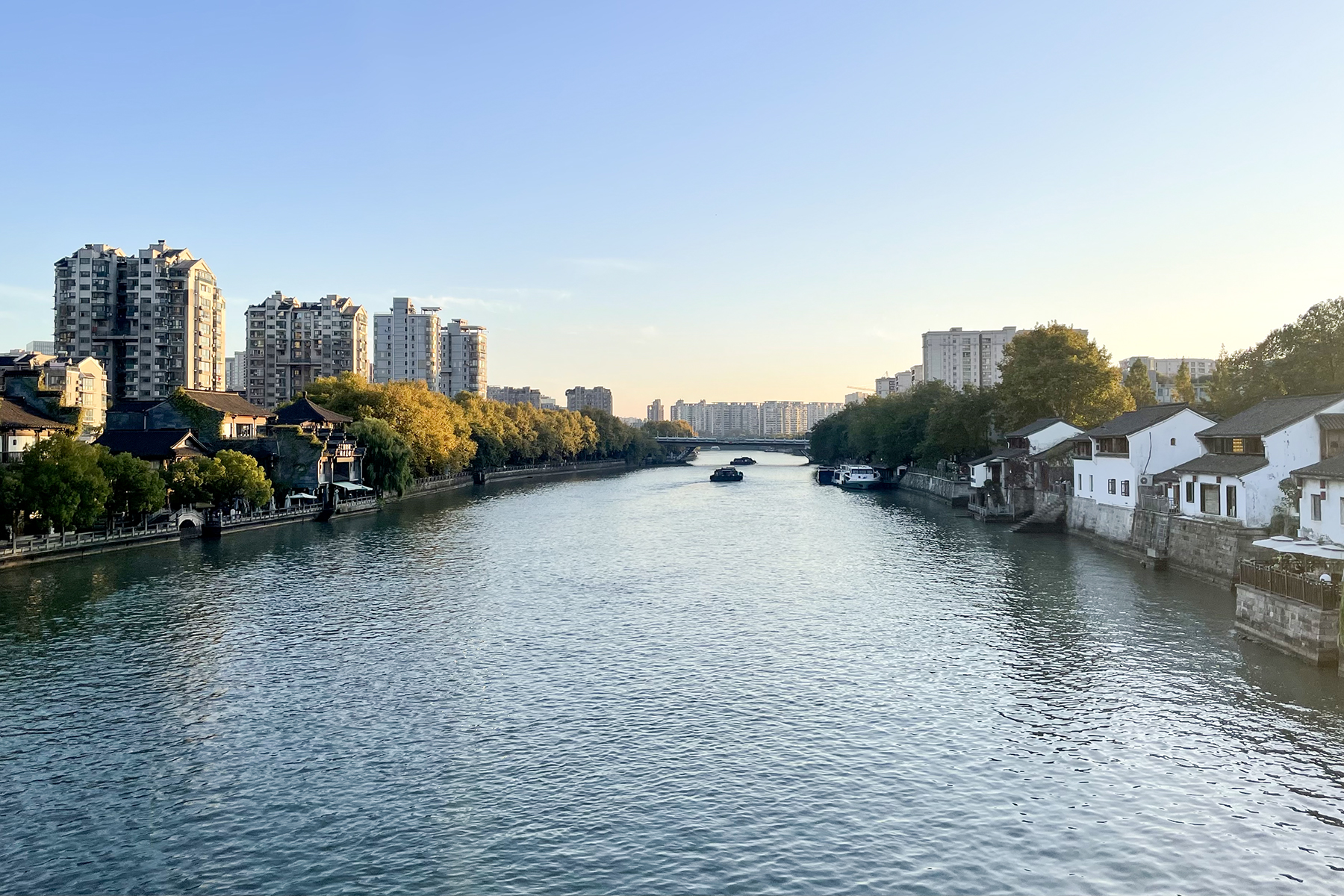 คลองใหญ่ต้าอวิ้นเหอหางโจว — สะพานโบราณกงเฉินและเรือบนคลองมรดกโลก UNESCO ยามเย็น
