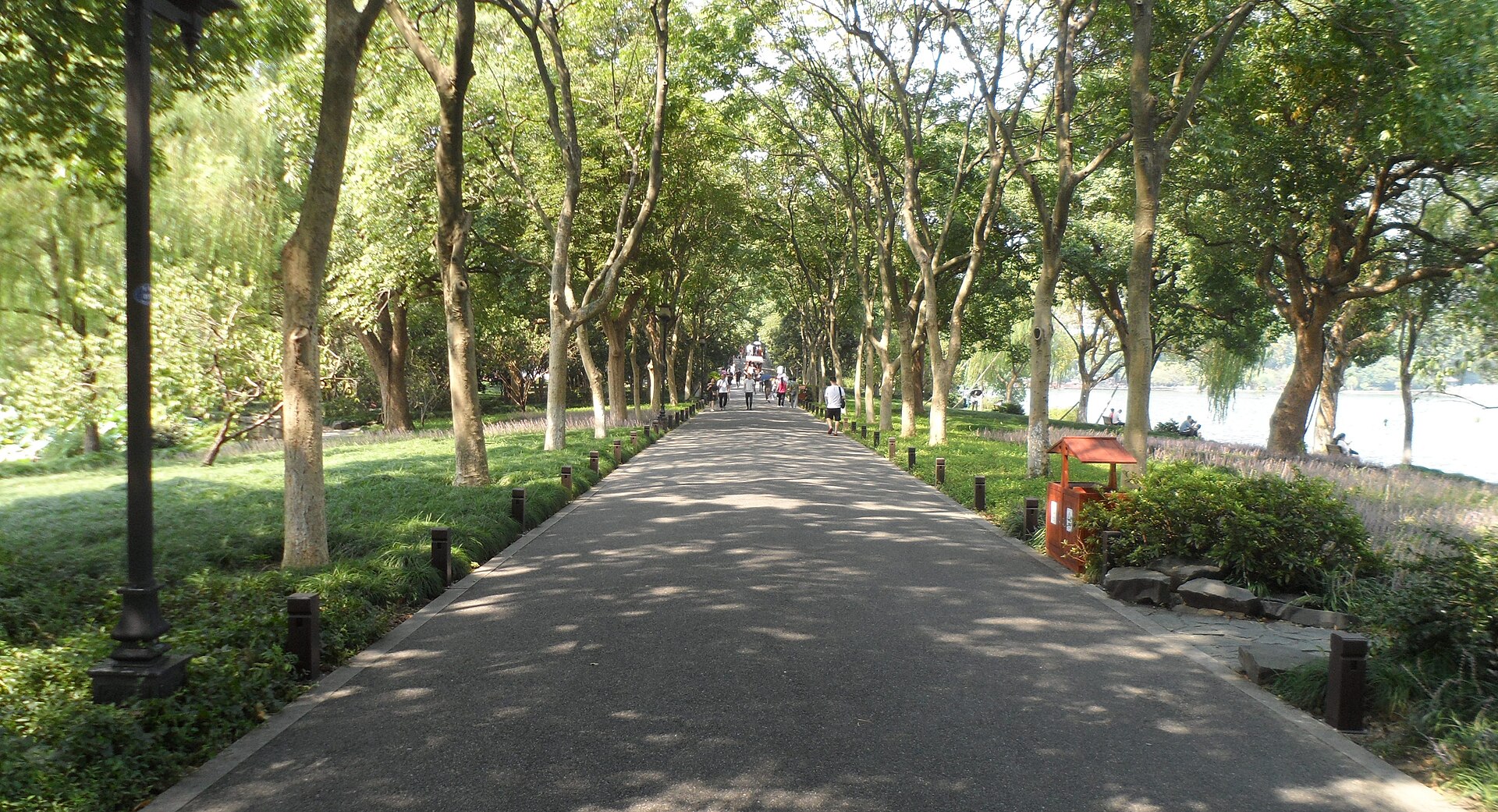 สะพานซูตี้ (Su Causeway) หางโจว — ทางเดินยาวเลียบทะเลสาบซีหูเรียงรายด้วยต้นหลิวและต้นท้อ