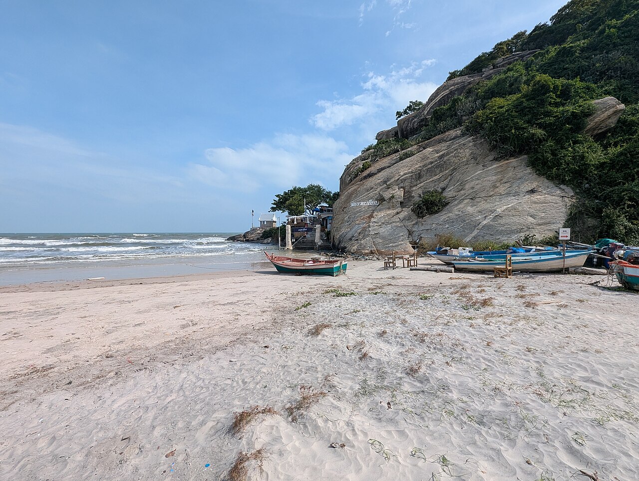 หาดหัวหินฝั่งใต้แถบเขาตะเกียบ ทรายขาวและน้ำทะเลใส ทำเลที่พักริมหาด