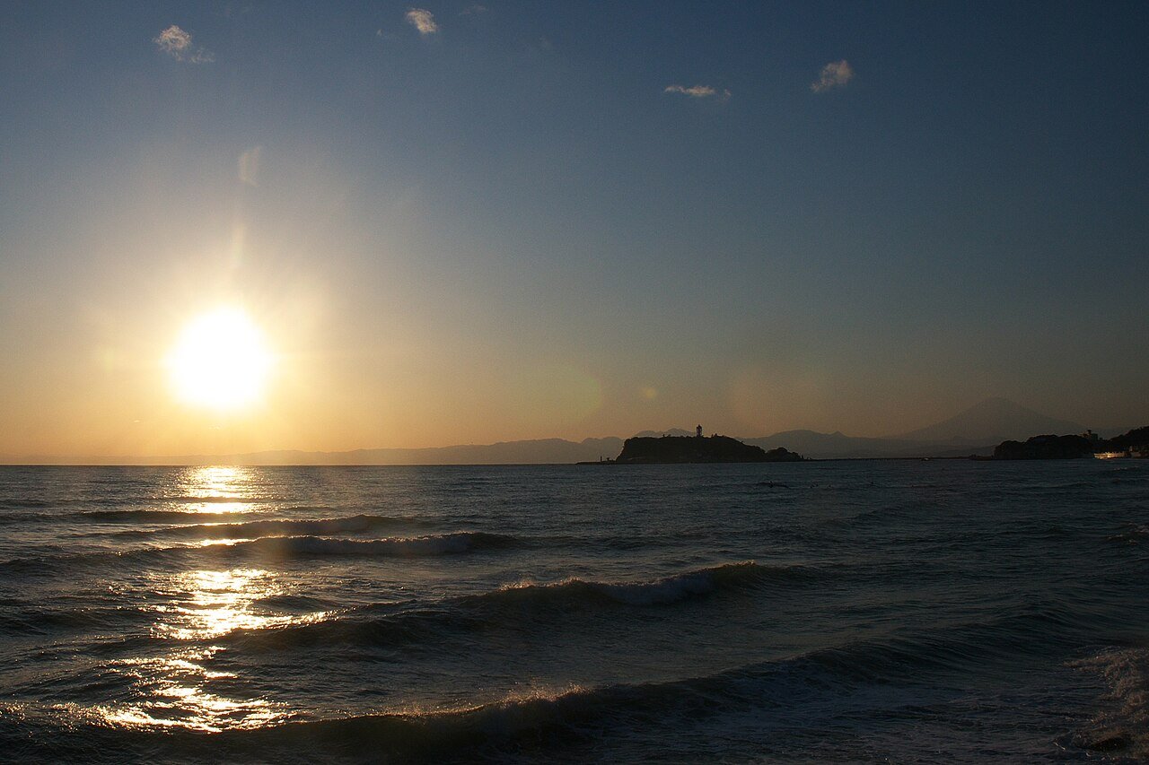 หาดชิจิริงาฮามะ พระอาทิตย์ตก เกาะเอโนชิมะและภูเขาฟูจิ