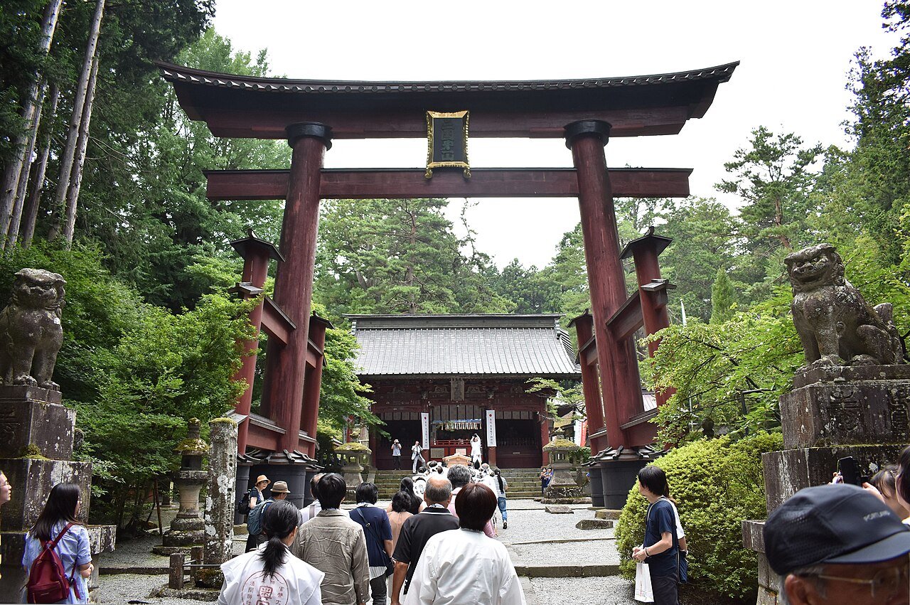 ศาลเจ้าอาราคุรายามะ เซ็นเง็น (Arakurayama Sengen Shrine) คาวากุจิโกะ — โทริอิสีแดงและโคมไฟแดงเรียงเป็นแถว ต้นไม้ใหญ่ร่มรื่น
