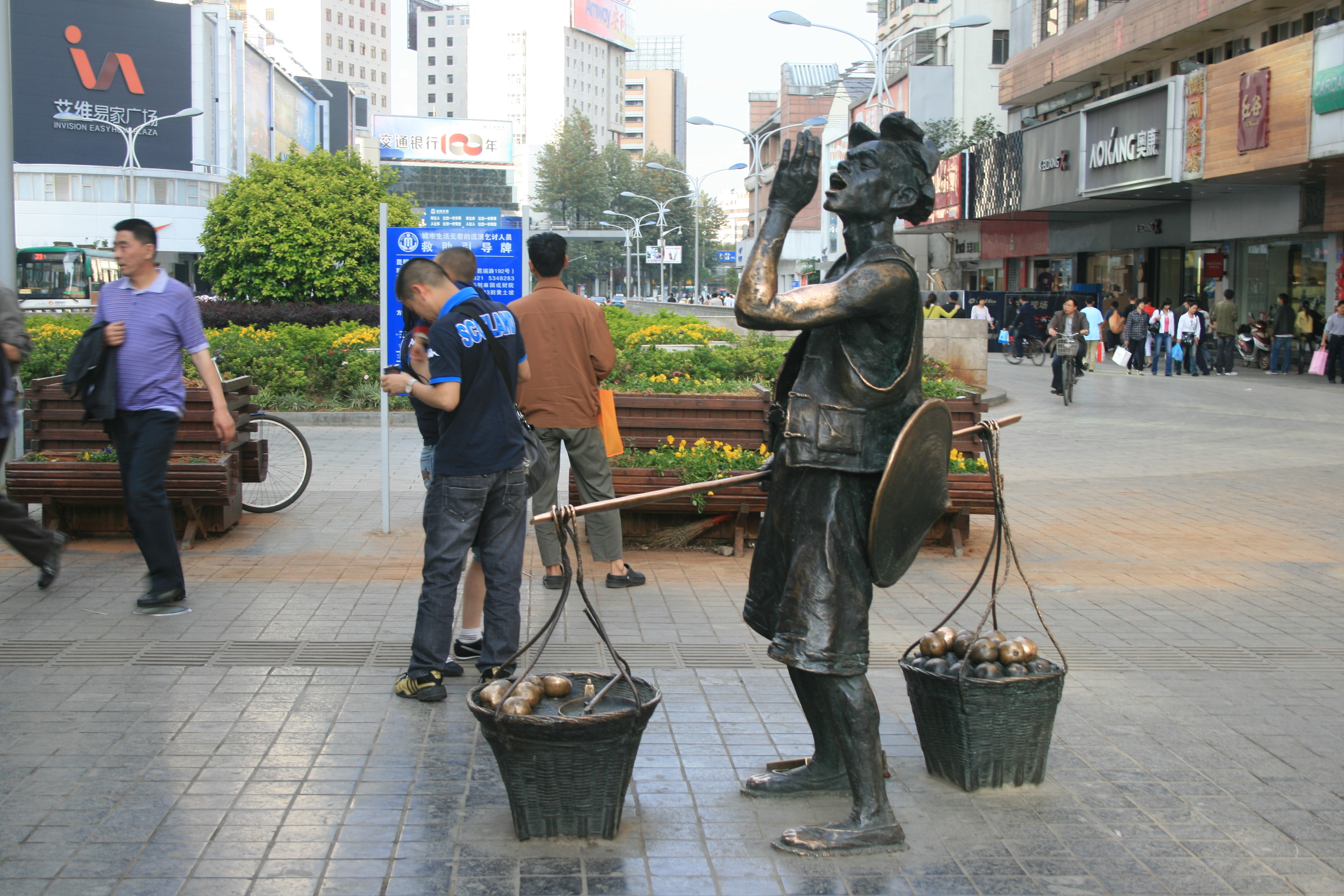 ถนนคนเดินหนานผิงใจกลางเมืองคุนหมิง — เที่ยวคุนหมิง จีน