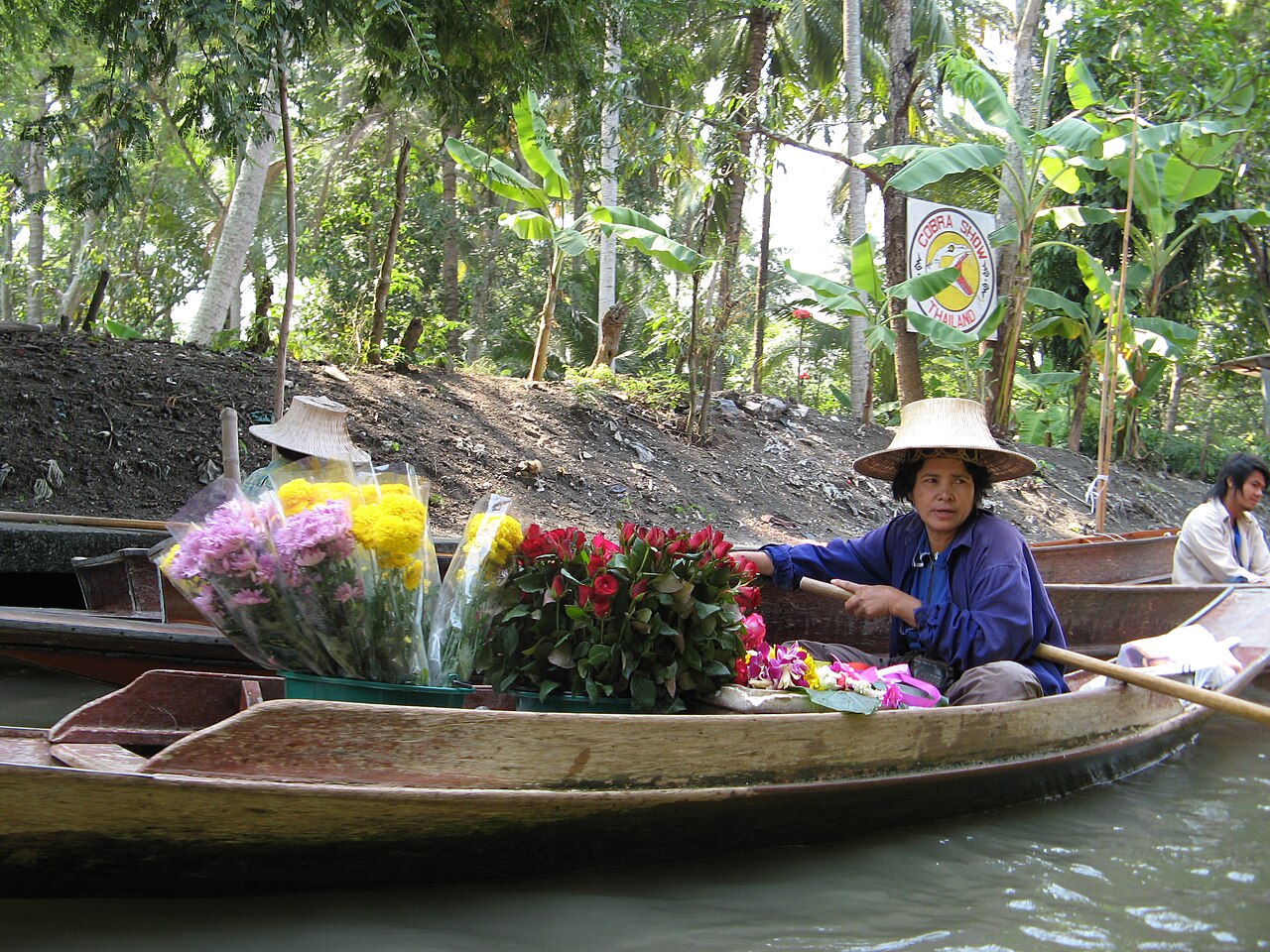 ตลาดน้ำสี่ภาค พัทยา — ตลาดน้ำมีเรือพายขายของ บ้านไม้ริมน้ำ นักท่องเที่ยวเดินซื้อของกินของฝาก