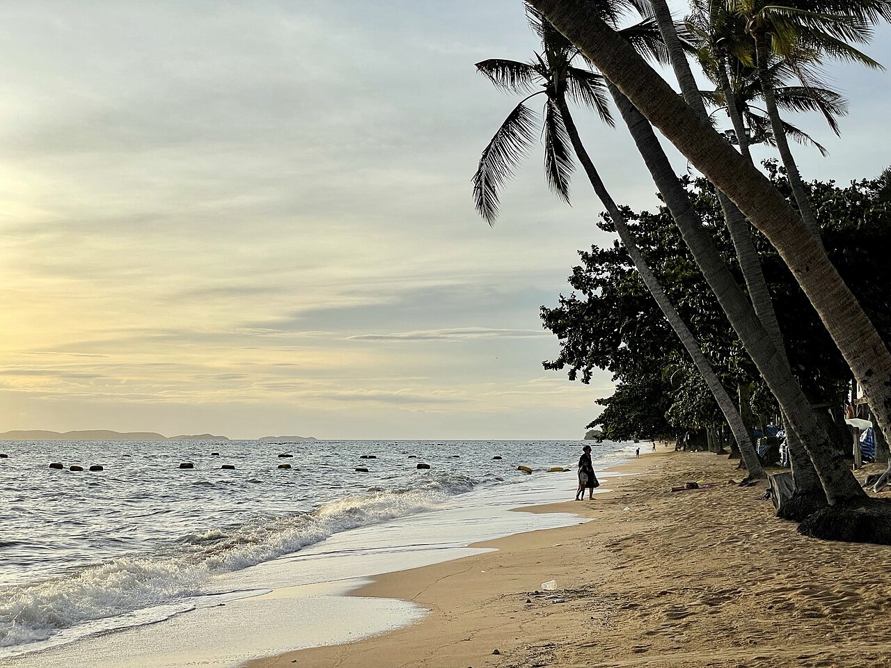 หาดจอมเทียน พัทยา — หาดทรายยาวกว้างฝั่งใต้ น้ำทะเลใส มีต้นมะพร้าวและร่มชายหาด เหมาะครอบครัวและกีฬาทางน้ำ