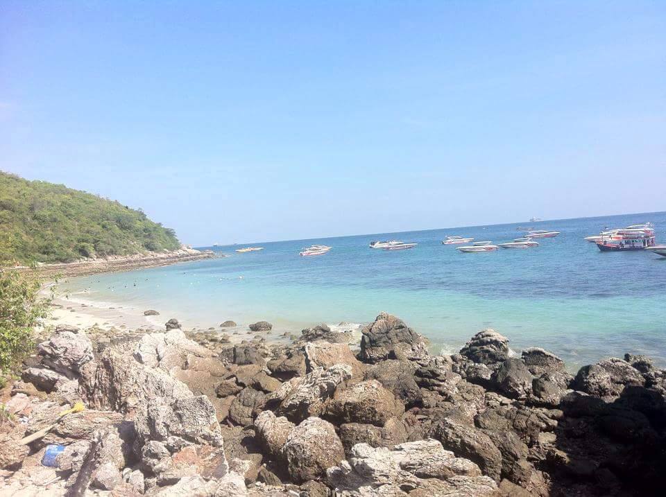เกาะล้าน (Coral Island) นอกชายฝั่งพัทยา — ทะเลสีฟ้าใส หาดทรายขาว และเรือจอดริมหาดมองจากมุมสูง