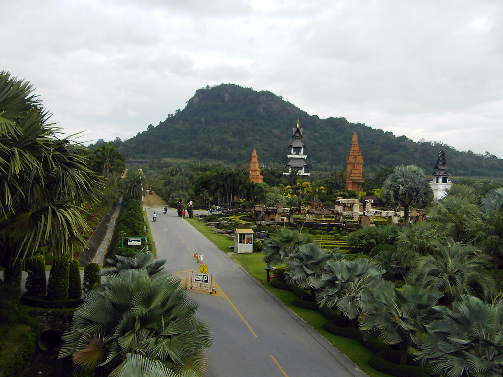 สวนนงนุช พัทยา — สวนพฤกษศาสตร์จัดแต่งสวยงาม สวนสไตล์ฝรั่งเศสตัดแต่งเป็นลวดลาย ต้นไม้เขียวและดอกไม้หลากสี