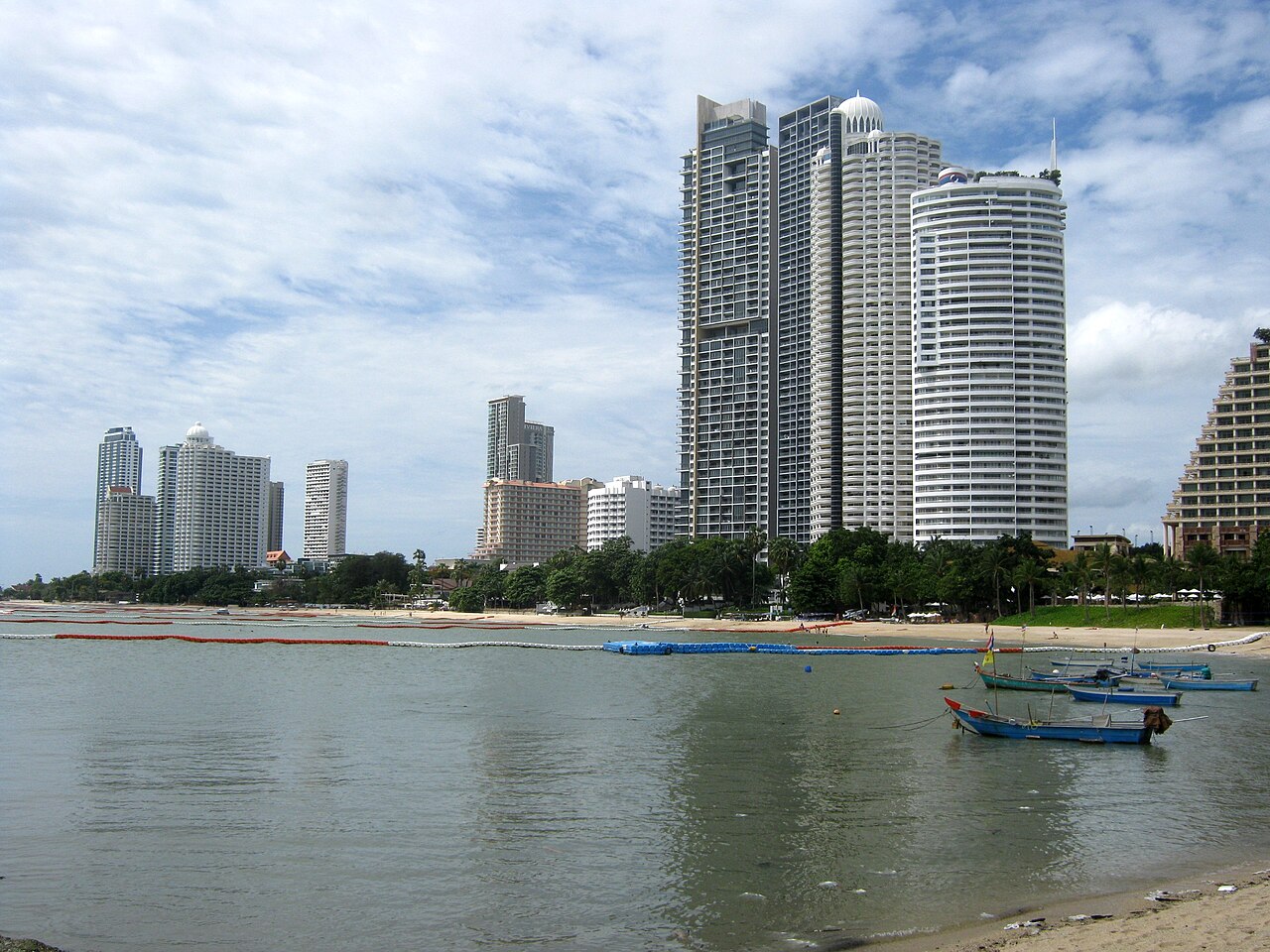 หาดวงศ์อมาตย์ พัทยา — หาดทรายฝั่งเหนือเงียบสงบ น้ำทะเลใส มีโรงแรมและคอนโดอยู่หลังหาด บรรยากาศผ่อนคลาย