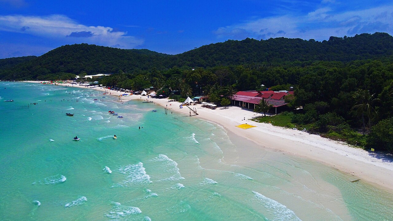 หาดทรายขาวน้ำทะเลใสบนเกาะฟูก๊วก