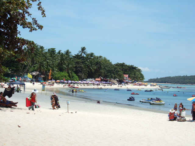 Chaweng beach on Koh Samui, a long curve of white sand and clear water — the main beach area with the easiest walk to brunch spots and cafés