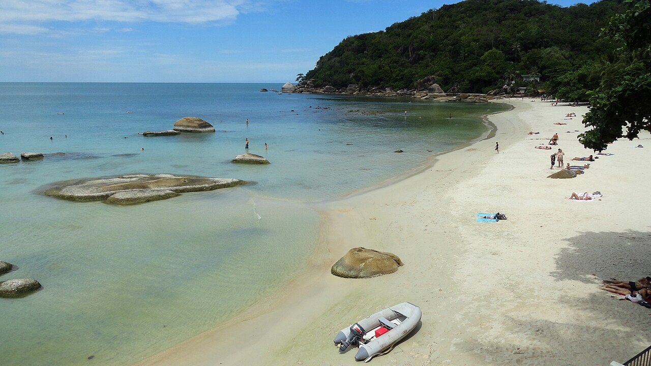 หาดเงิน (ทองตาเคียน) เกาะสมุย — อ่าวเล็กน้ำใสสีเขียว โขดหินแกรนิตกลางน้ำ ทรายขาวละเอียด