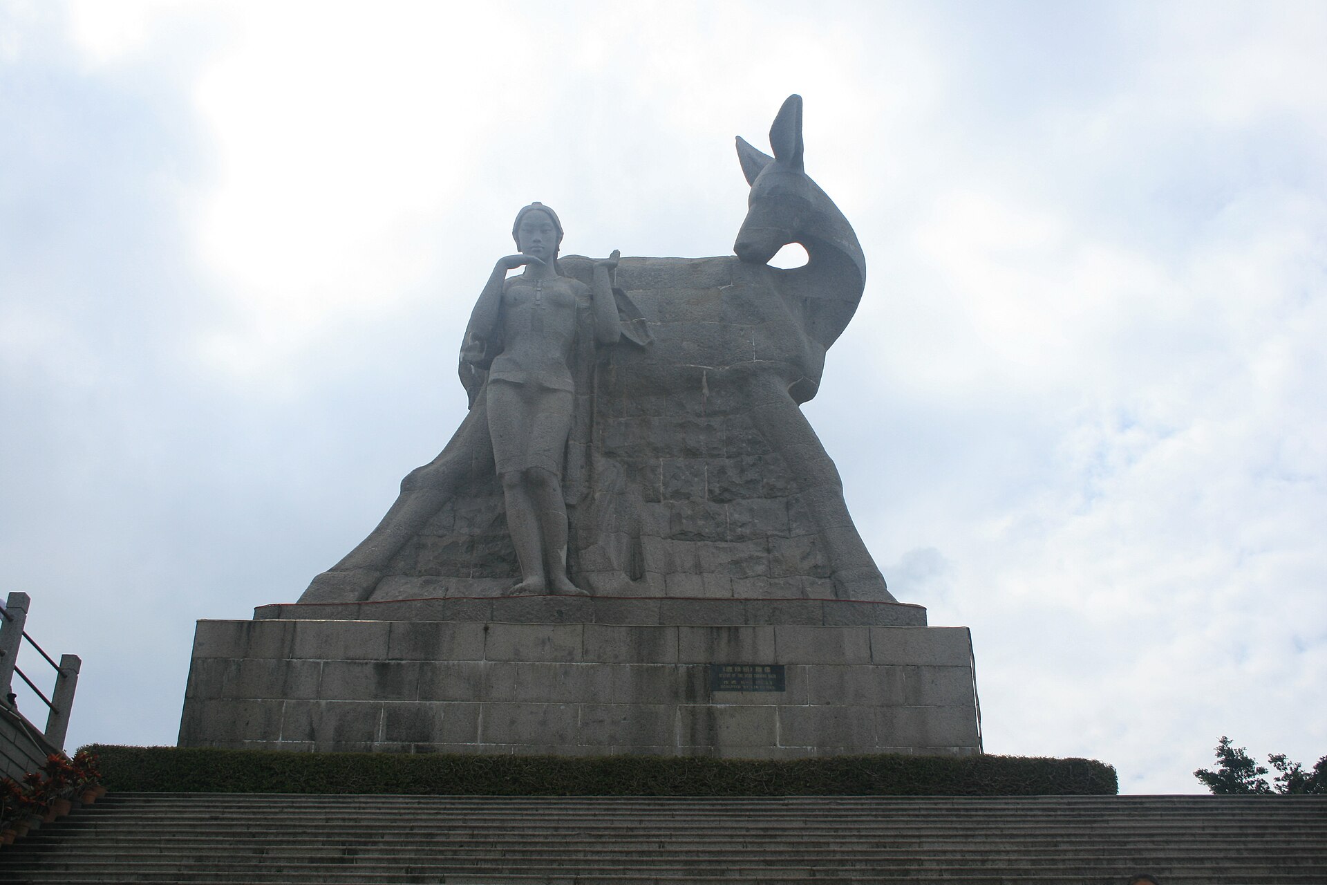 สวนหลู่หุยโถว (鹿回头) จุดชมวิวเมืองซานย่า อยู่ใกล้รีสอร์ต (ภาพแลนด์มาร์ก ไม่ใช่ตัวโรงแรม)