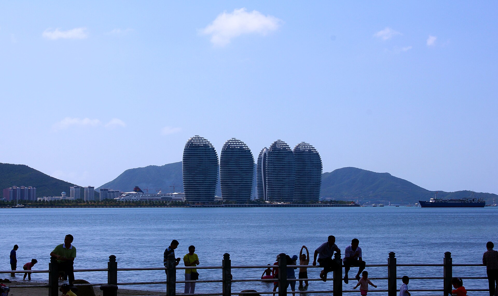 เกาะฟีนิกซ์ (凤凰岛) ตึกใบเรือบนเกาะเทียมกลางอ่าวซานย่า แลนด์มาร์กใกล้รีสอร์ต